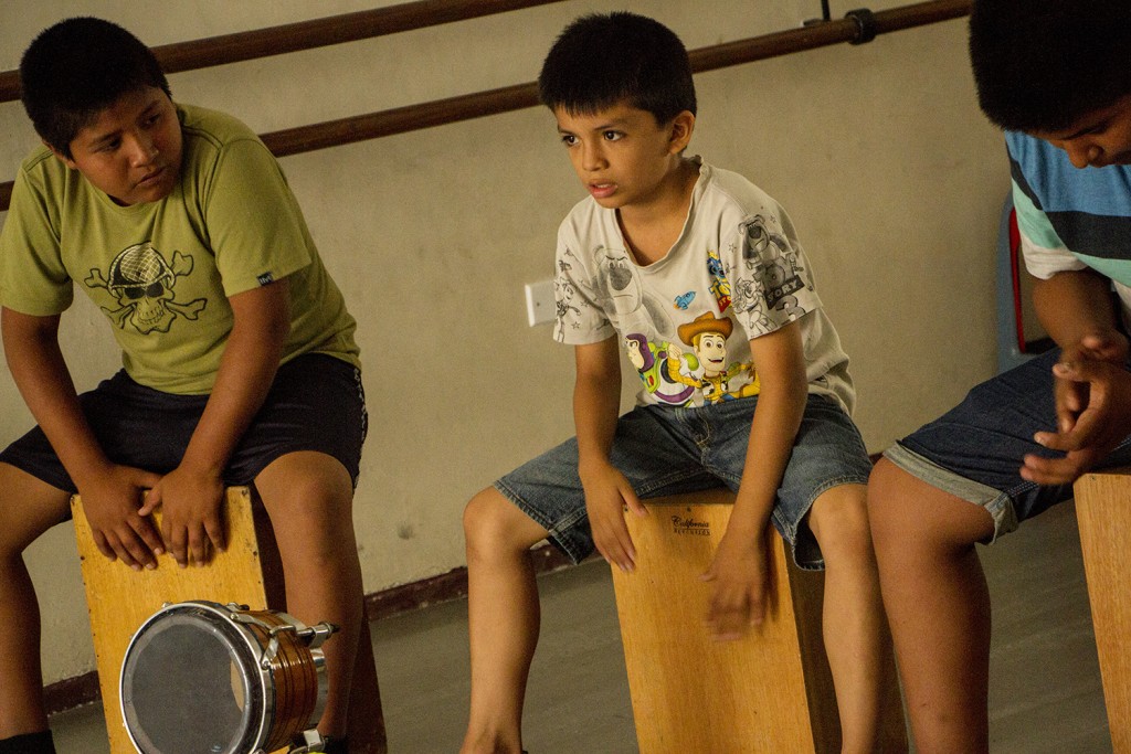 Niños aprenden a tocar cajón peruano DDCLaLibertad